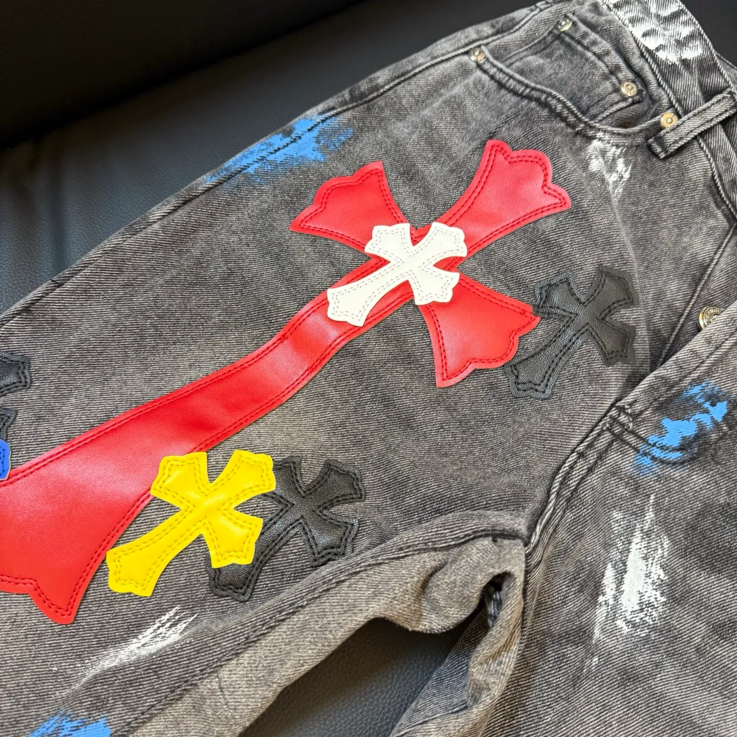 P300 model number: D332 GALLERY DEPT & Chrome hearts. Spliced colored leather cross loose washed flared jeans, truly restoring the ultimate vintage texture. The original hardware accessories, washed and other elevators, QR code analysis are all purchased from the original factory, high degree of restoration. You are welcome to compare the products~ Three-dimensional version, loose and comfortable, not picky about the figure, taller and slimmer, factory Seiko, original quality control, same style for men and women, can be matched with couples, versatile recommendation Jeans that are a must-have for all seasons. Trendy people have been disappointed. From the quality selection of fabrics, the tailoring of details, and the matching of patterns, they are all impeccable! The upper body is so handsome when worn...it can be easily worn by men, women and children! The craftsmanship is made of heavy-duty washed pure cotton denim fabric. After washing, it is soft and thick. It is very stylish when worn. Size: 28, 30, 32, 34, 36 (S-XXL) Color: Stitching Size reference # 28 trouser length 100 waist 72 30 trouser length 102 waist 76 32 trouser length 104 waist 80 34 trouser length 106 waist 84 36 pants length 108 waist circumference 88
